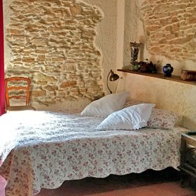 “Côté Nature” guest room at La Mandarine guest house: spacious double bed for 1 or 2 guests