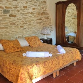 Chambre d’hôtes “Côté Patio” à La Mandarine : grand lit pour 1 à 2 personnes