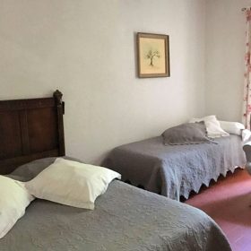 General view of beds in the “Côté Privé 1” holiday rental in Piolenc, perfect for families or small groups