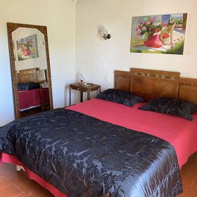 General view of beds in the “Côté Privé 2” holiday rental in Piolenc, perfect for families or small groups